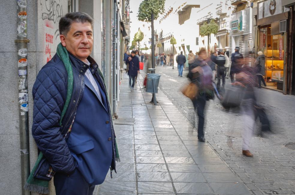 Manuel Martín posa en una calle céntrica de Granada