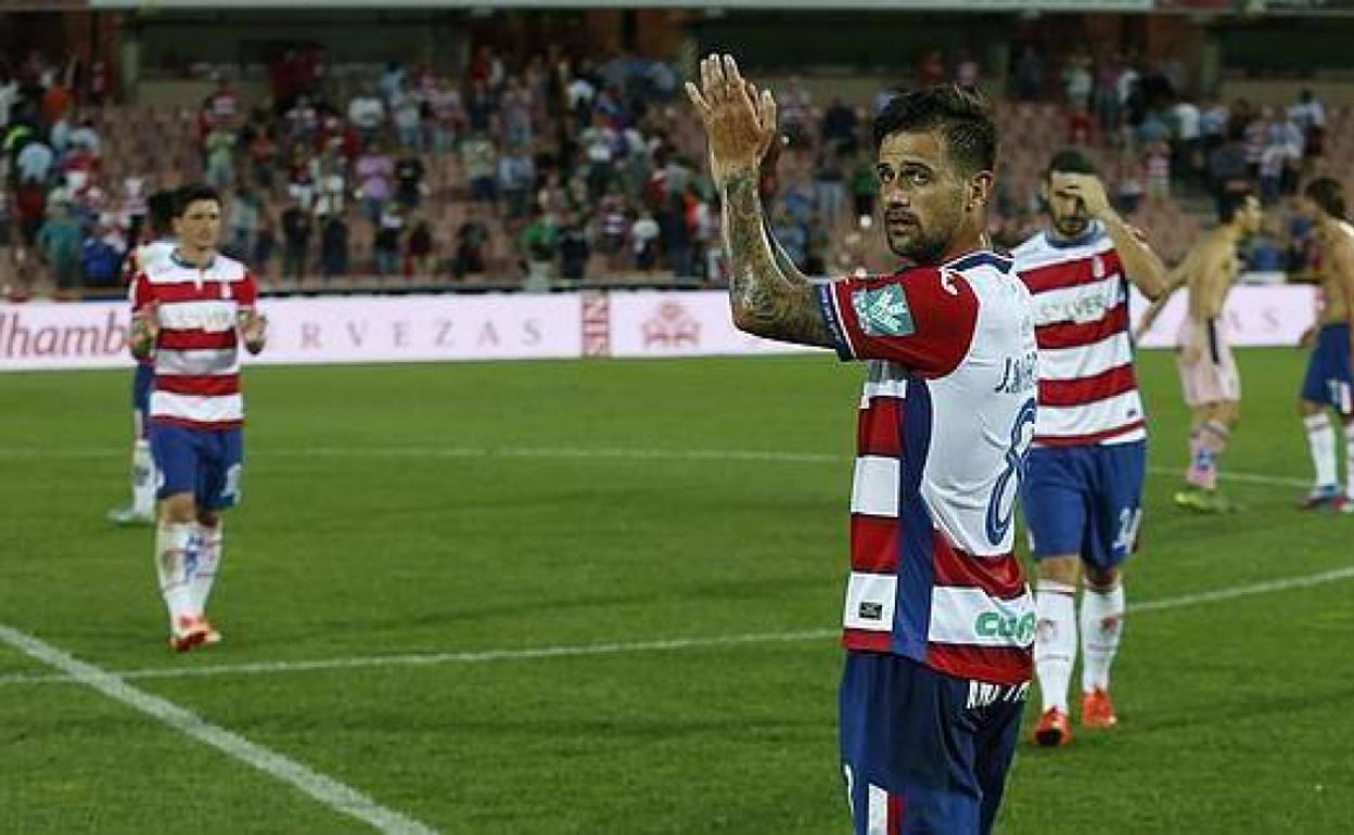 Márquez aplaude a la afición. 