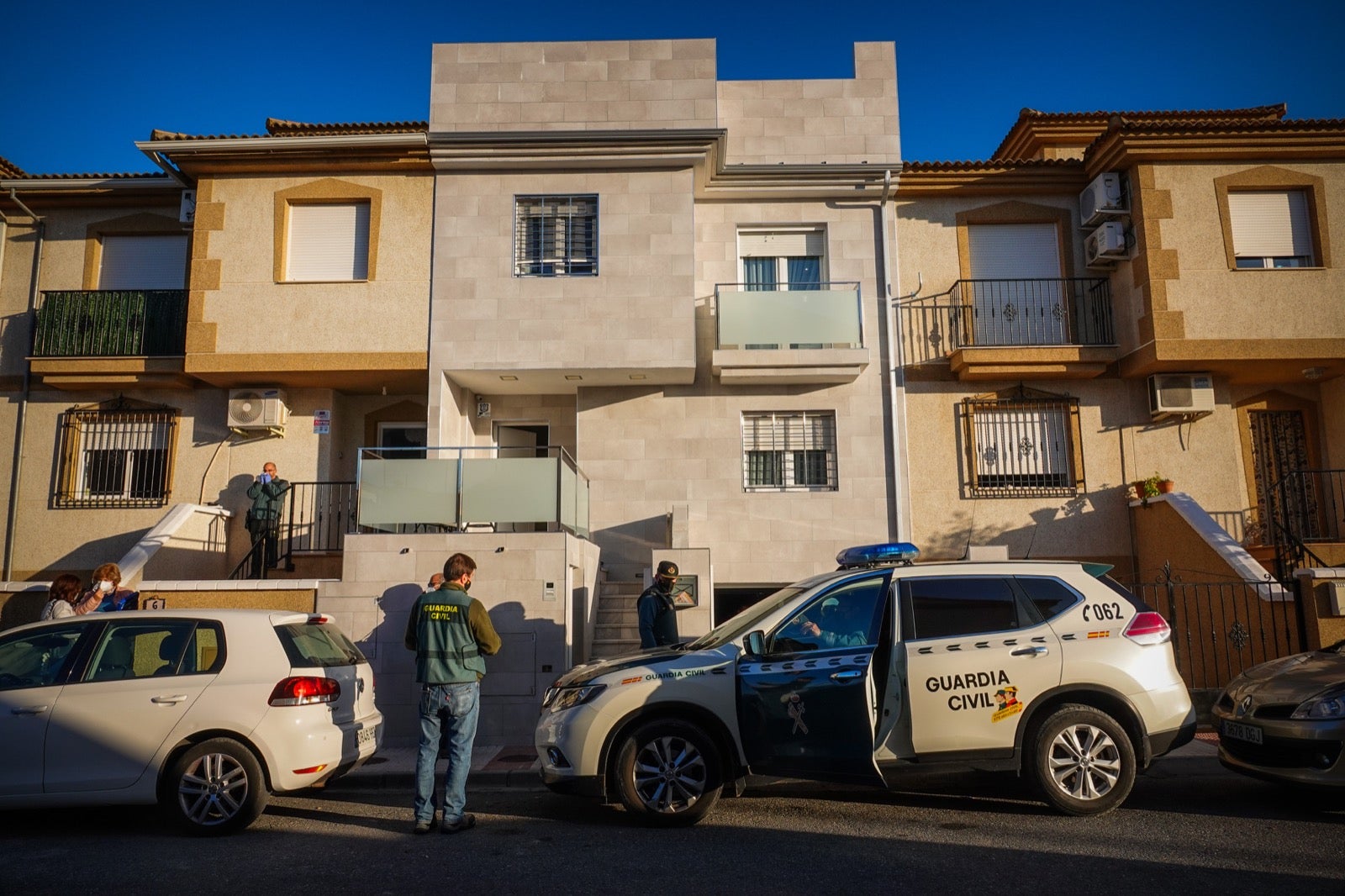 300 guardias civiles, 5.000 plantas, 13 detenidos, armas y coches de lujo