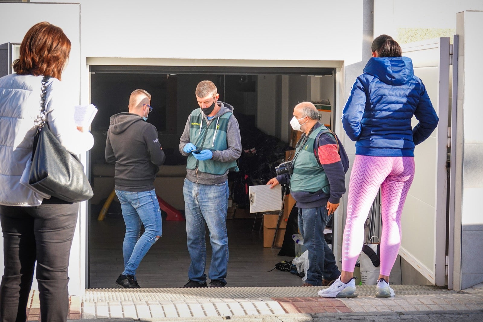 300 guardias civiles, 5.000 plantas, 13 detenidos, armas y coches de lujo