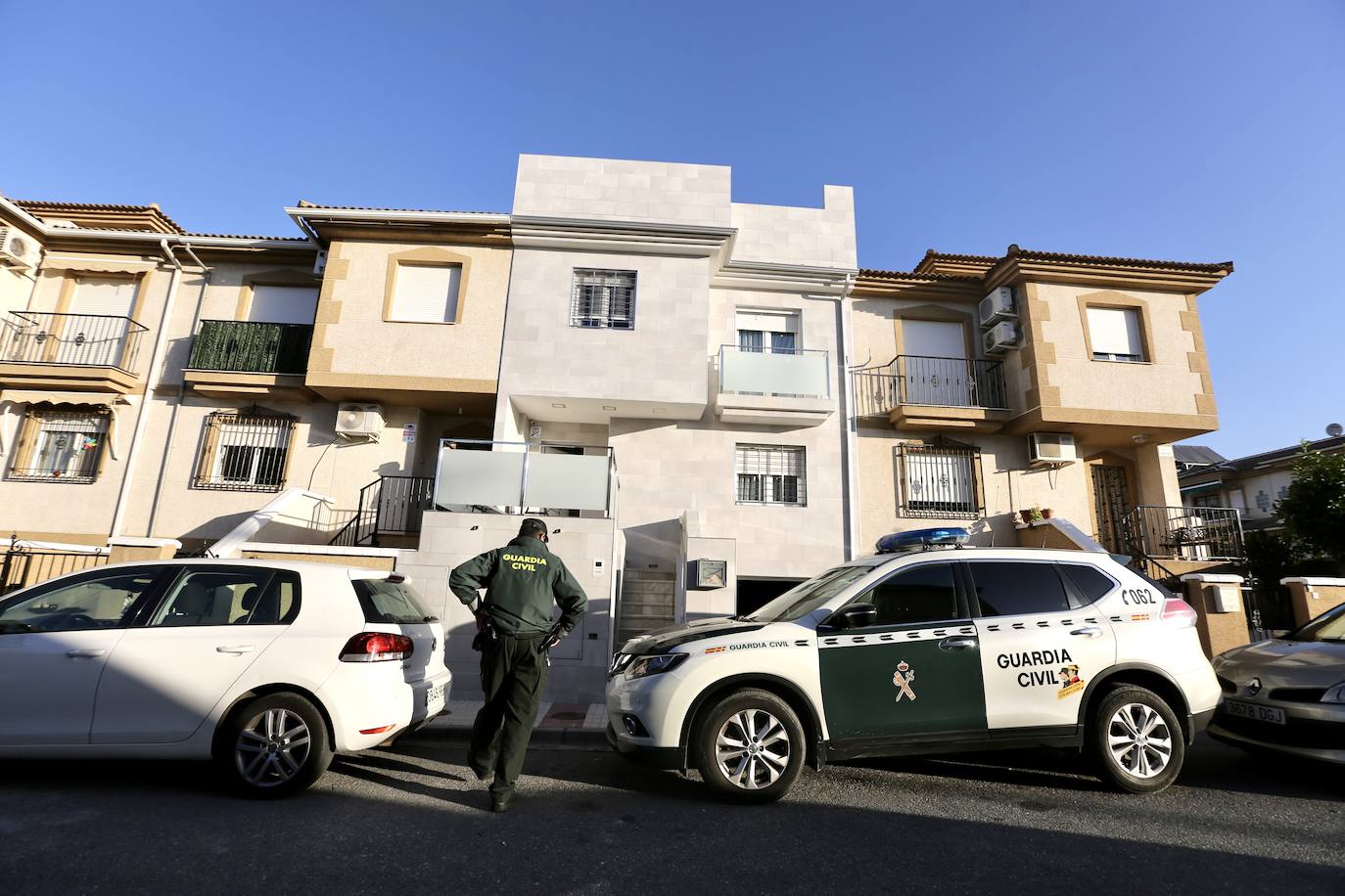 300 guardias civiles, 5.000 plantas, 13 detenidos, armas y coches de lujo