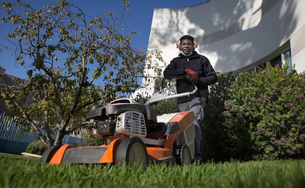 Kwabena Kwateng ha logrado empleo como jardinero en la Fundación Purísima Concepción. 