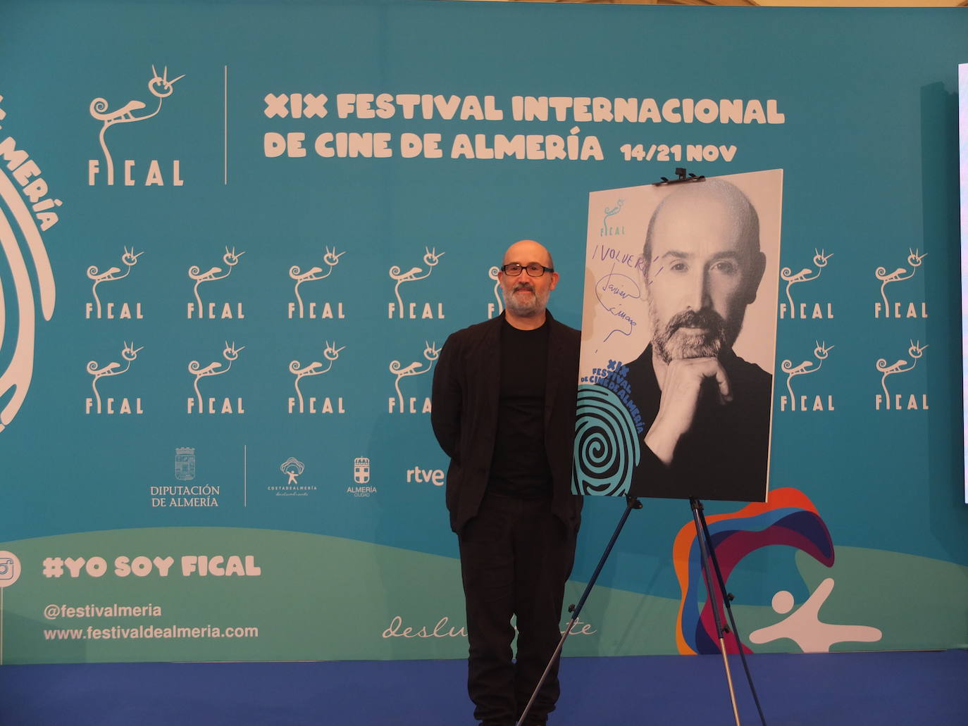 El actor riojano Javier Cámara, uno de los más afamados del cine español, ha destapado este sábado su estrella en el Paseo de la Fama de Almería.