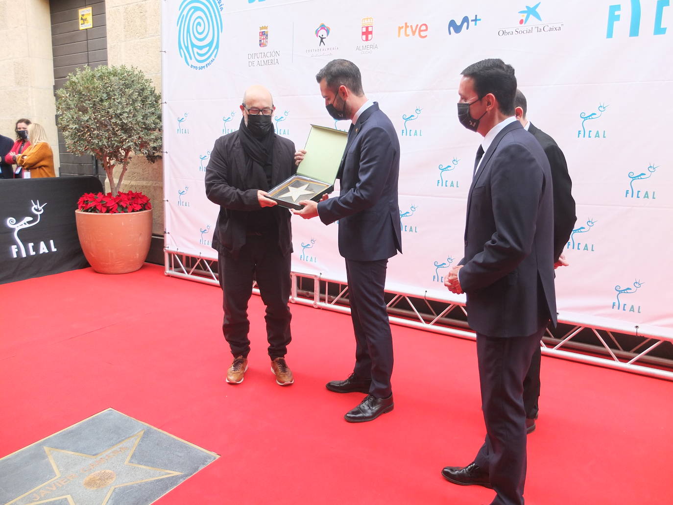 El actor riojano Javier Cámara, uno de los más afamados del cine español, ha destapado este sábado su estrella en el Paseo de la Fama de Almería.