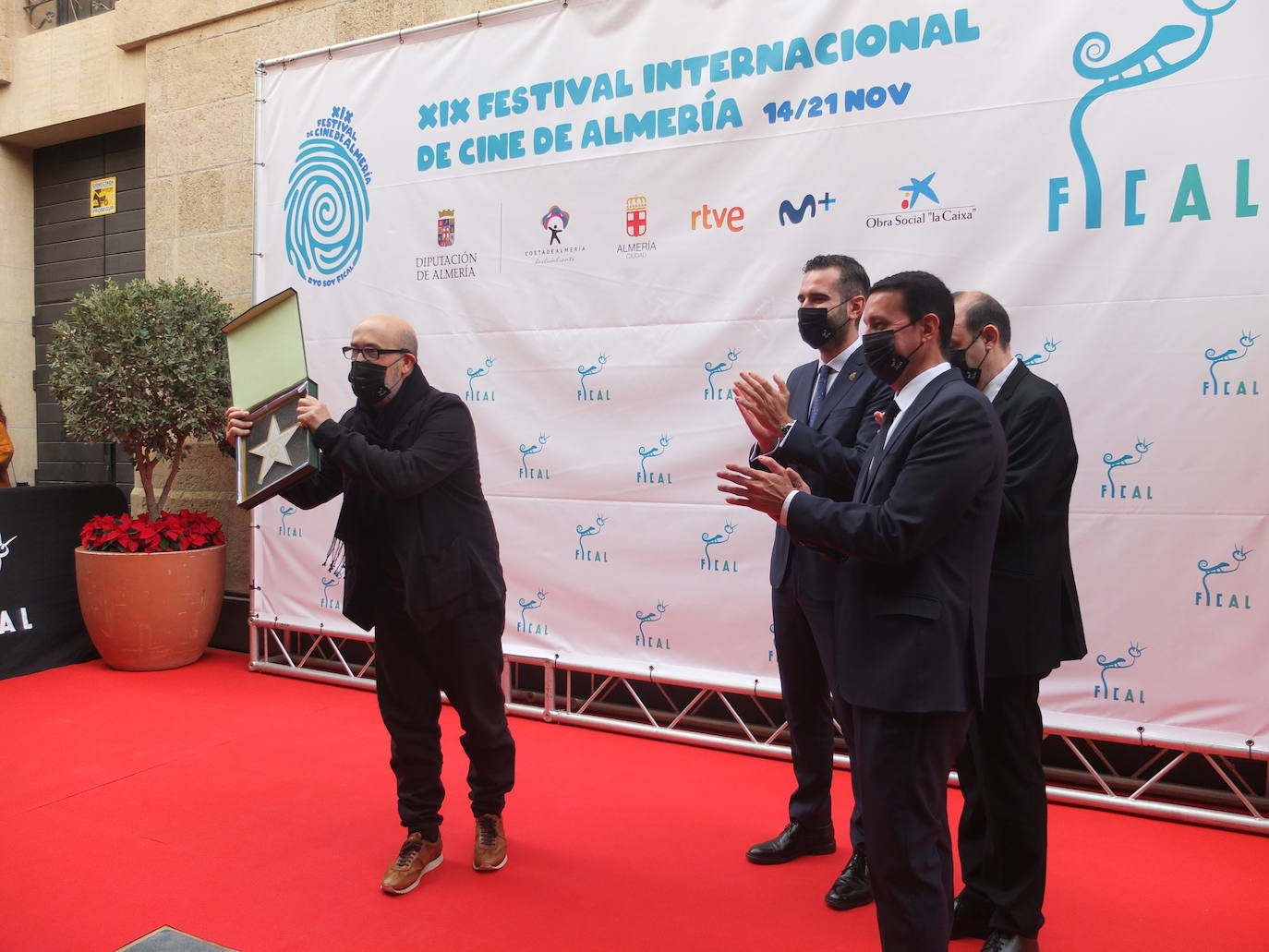 El actor riojano Javier Cámara, uno de los más afamados del cine español, ha destapado este sábado su estrella en el Paseo de la Fama de Almería.