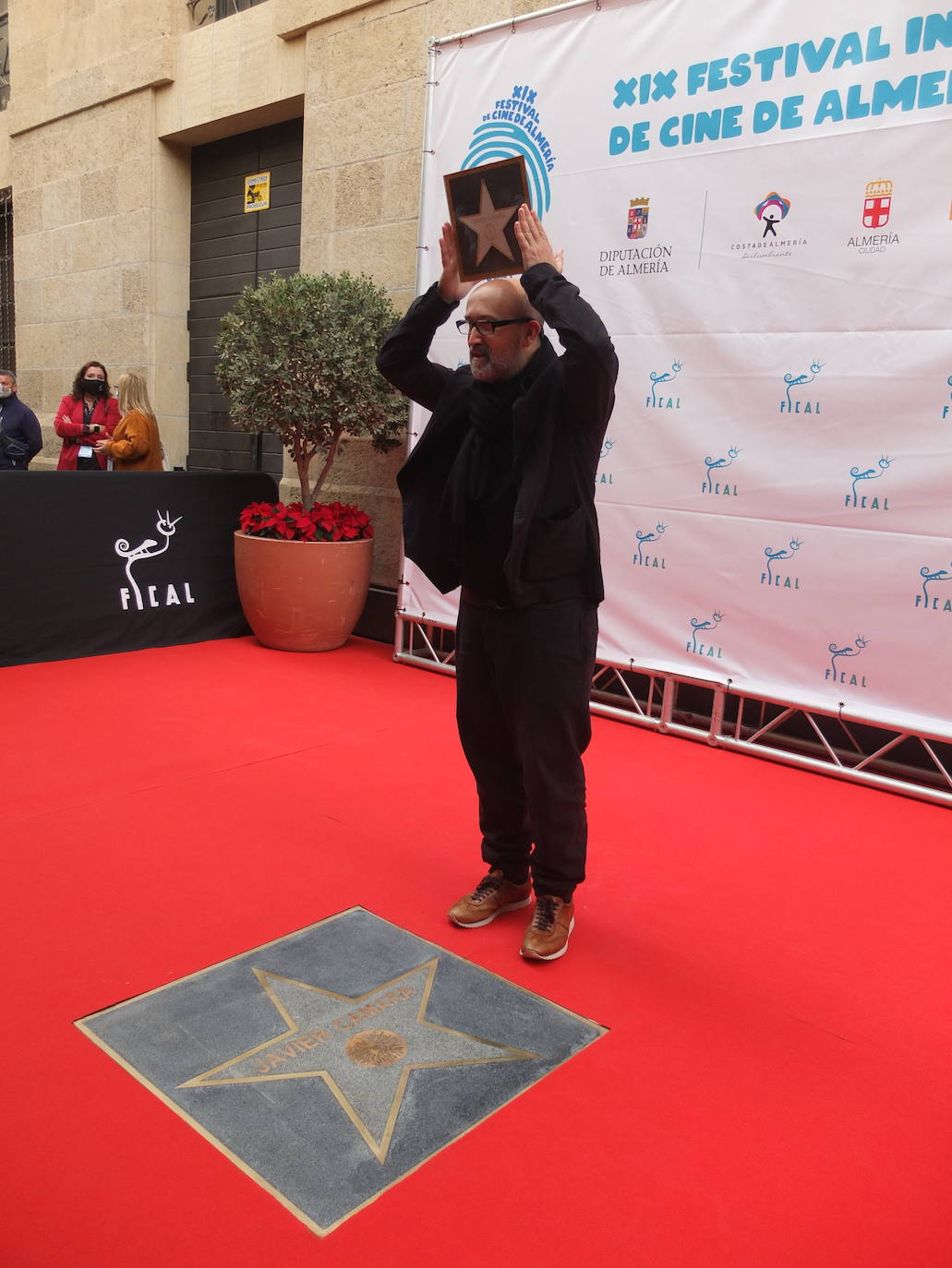 El actor riojano Javier Cámara, uno de los más afamados del cine español, ha destapado este sábado su estrella en el Paseo de la Fama de Almería.