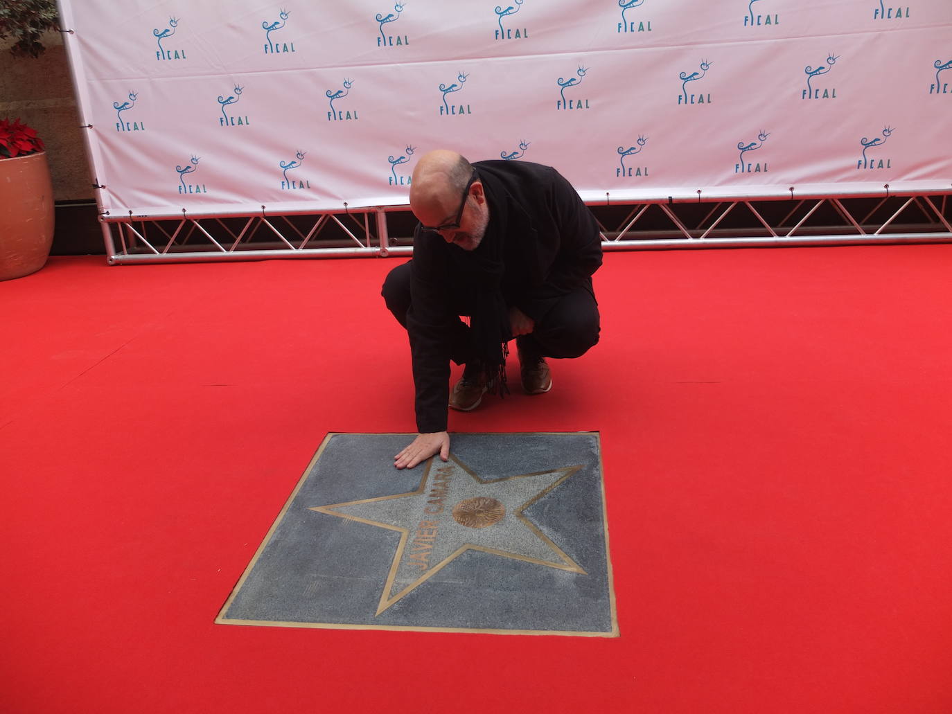 El actor riojano Javier Cámara, uno de los más afamados del cine español, ha destapado este sábado su estrella en el Paseo de la Fama de Almería.
