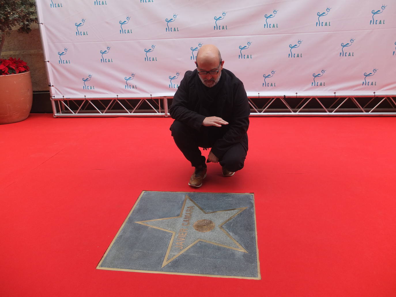 El actor riojano Javier Cámara, uno de los más afamados del cine español, ha destapado este sábado su estrella en el Paseo de la Fama de Almería.