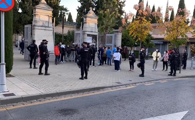 Un multitudinario funeral en Granada con 100 personas acaba con 60 multados