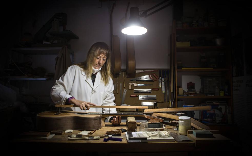 Ana Durán precisa unas seis semanas para hacer una guitarra. 
