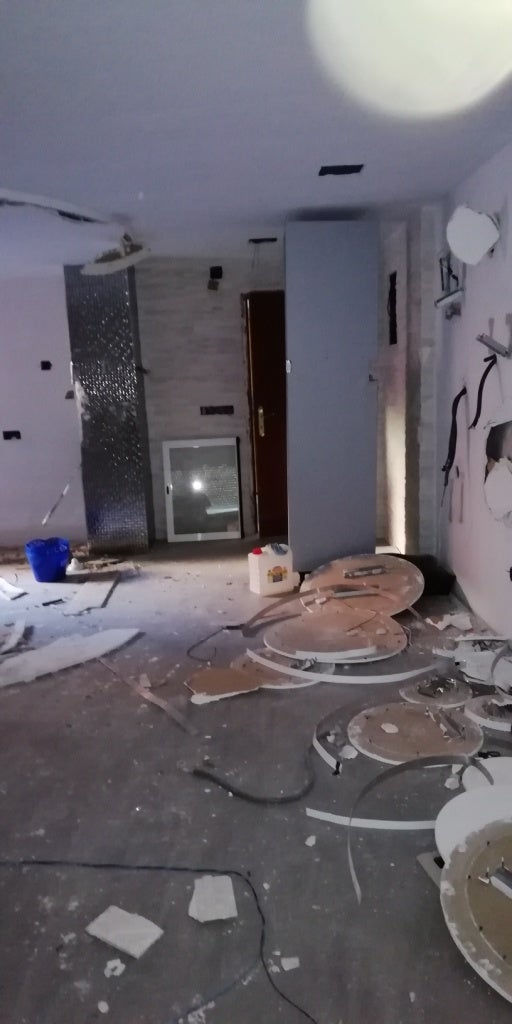 La vivienda que desalojaron el 12 de agosto, un segundo piso de la calle Joaquina Eguaras, que escondía lujo y macetas de droga, todo en un mismo espacio