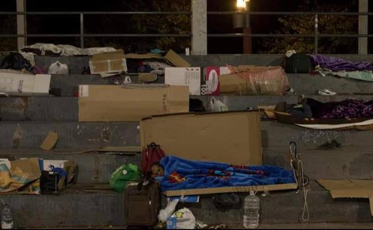 Temporeros acampados en las gradas cubiertas del Ferial en Jaén. 