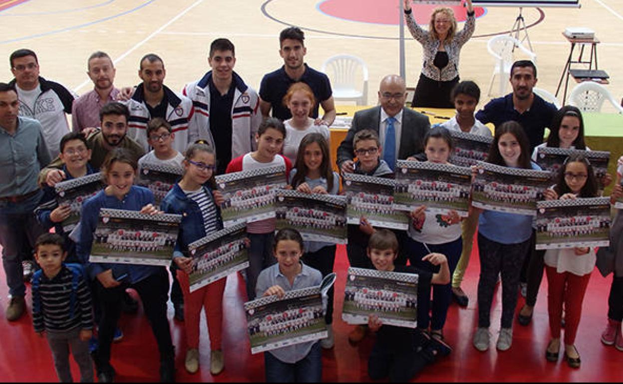 Juanma Olivares, entre Santi Villa y Ángel de la Calzada, en su etapa en el conjunto blanco. 
