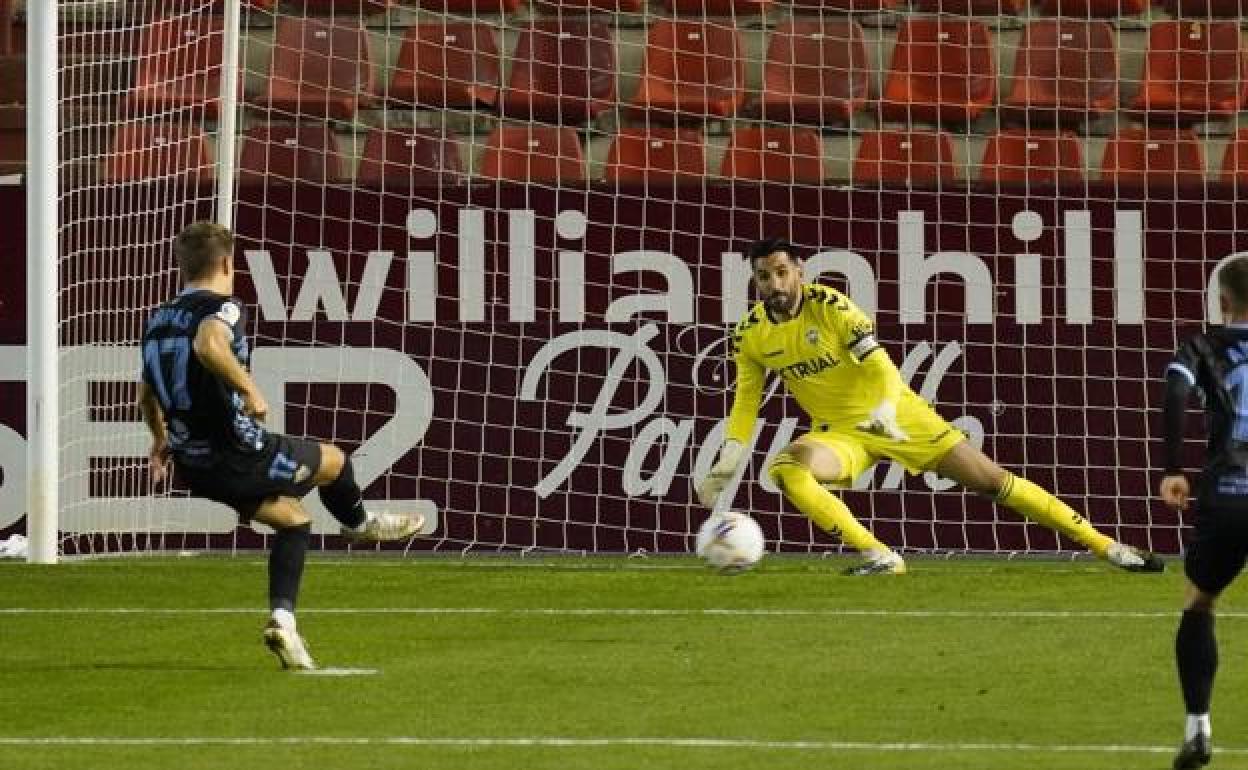 Corpas transforma el penalti. 