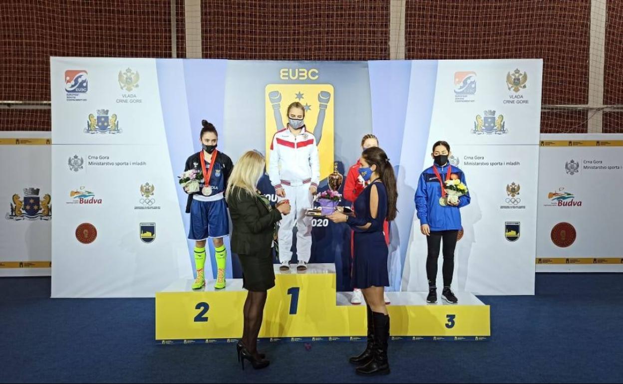 Carmen González (izquierda) posa en el podio con su medalla de plata. 