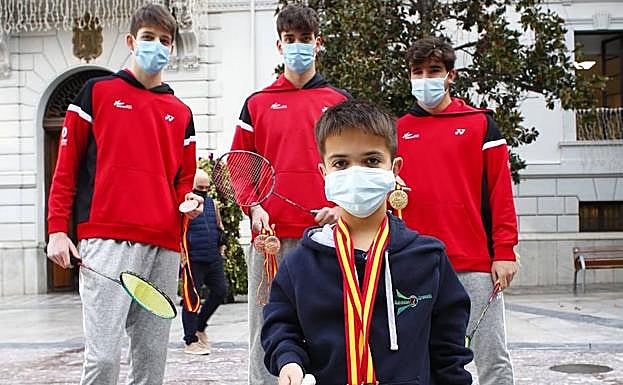 Salvador Franco, Daniel Franco, Rubén García e Iván Segura, frente al Ayuntamiento. 