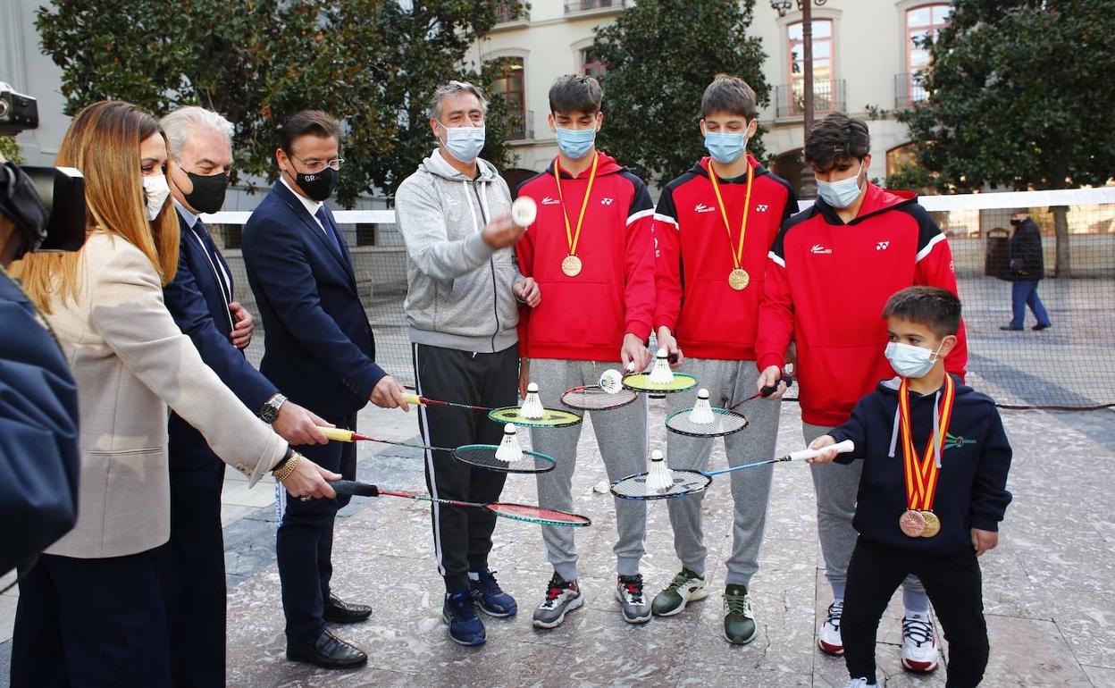 La expedición del Club Bádminton Granada posa con la representación del Ayuntamiento en la Plaza del Carmen. 