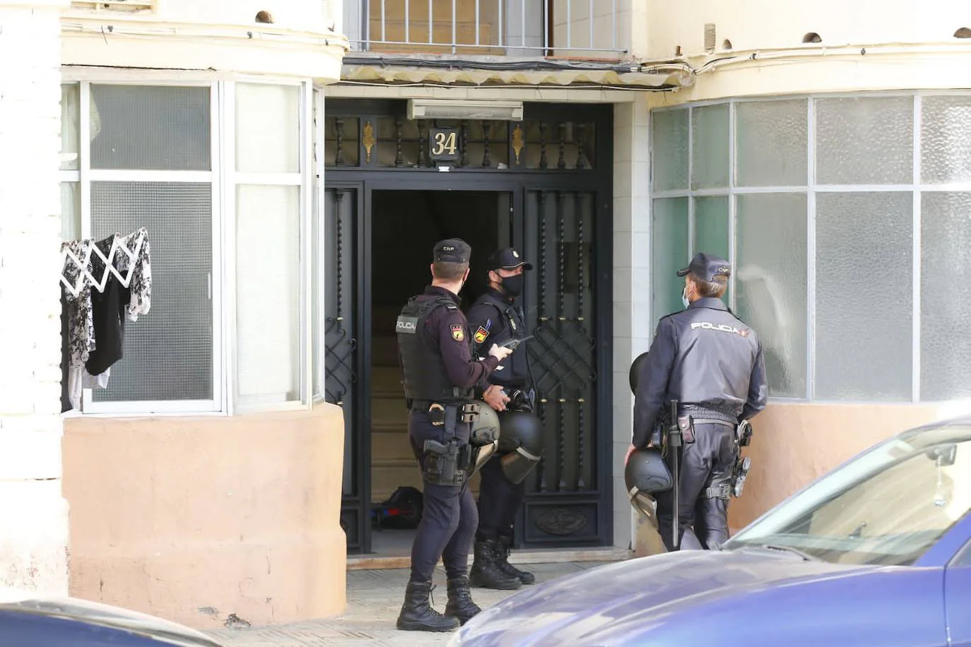 La Policía Nacional encuentra casi 800 plantas de 'maría' en dos pisos de Santa Adela, en el Zaidín.