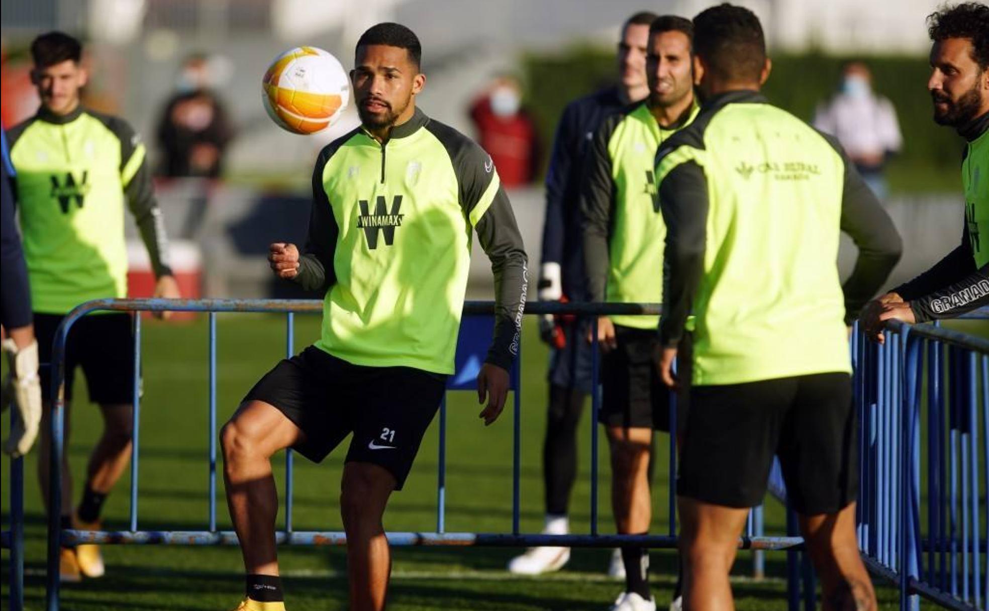 Yangel Herrera juega a 'fútbol-tenis' durante un entrenamiento anterior, en una imagen de archivo. 