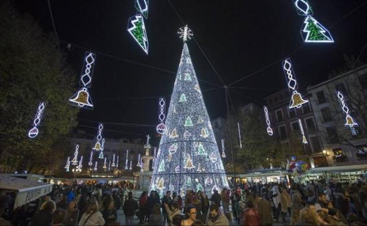 Árbol de Navidad gigante en el centro de Granada