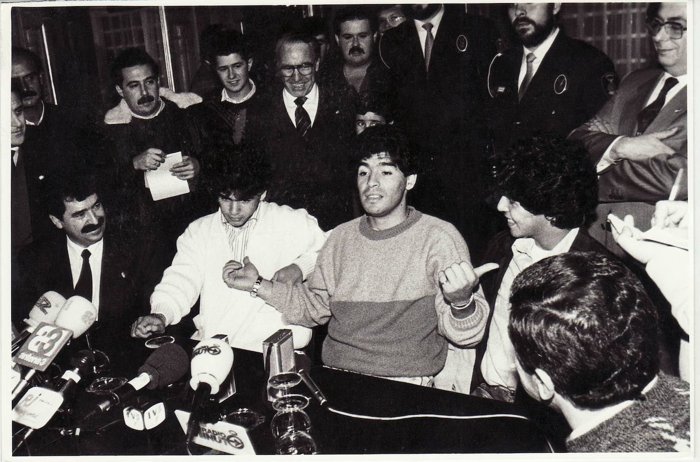 Diego Armando Maradona, entre sus hermanos Hugo y Lalo, en la rueda de prensa de presentación del partido. 14 de noviembre de 1987