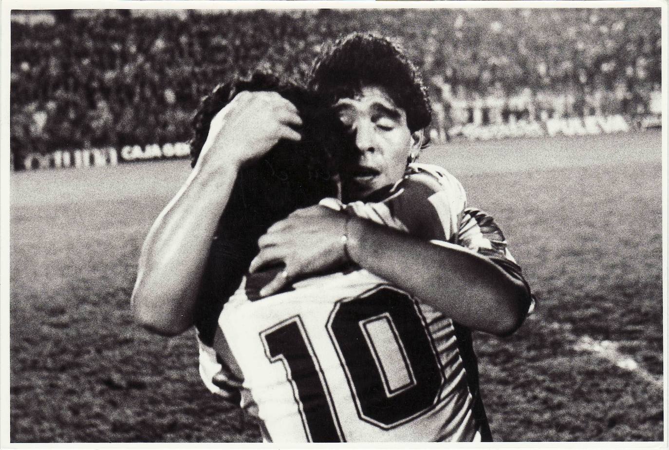Diego Armando Maradona abraza a su hermano en el encuentro amistoso que enfrentó al Granada CF contra el Malmö