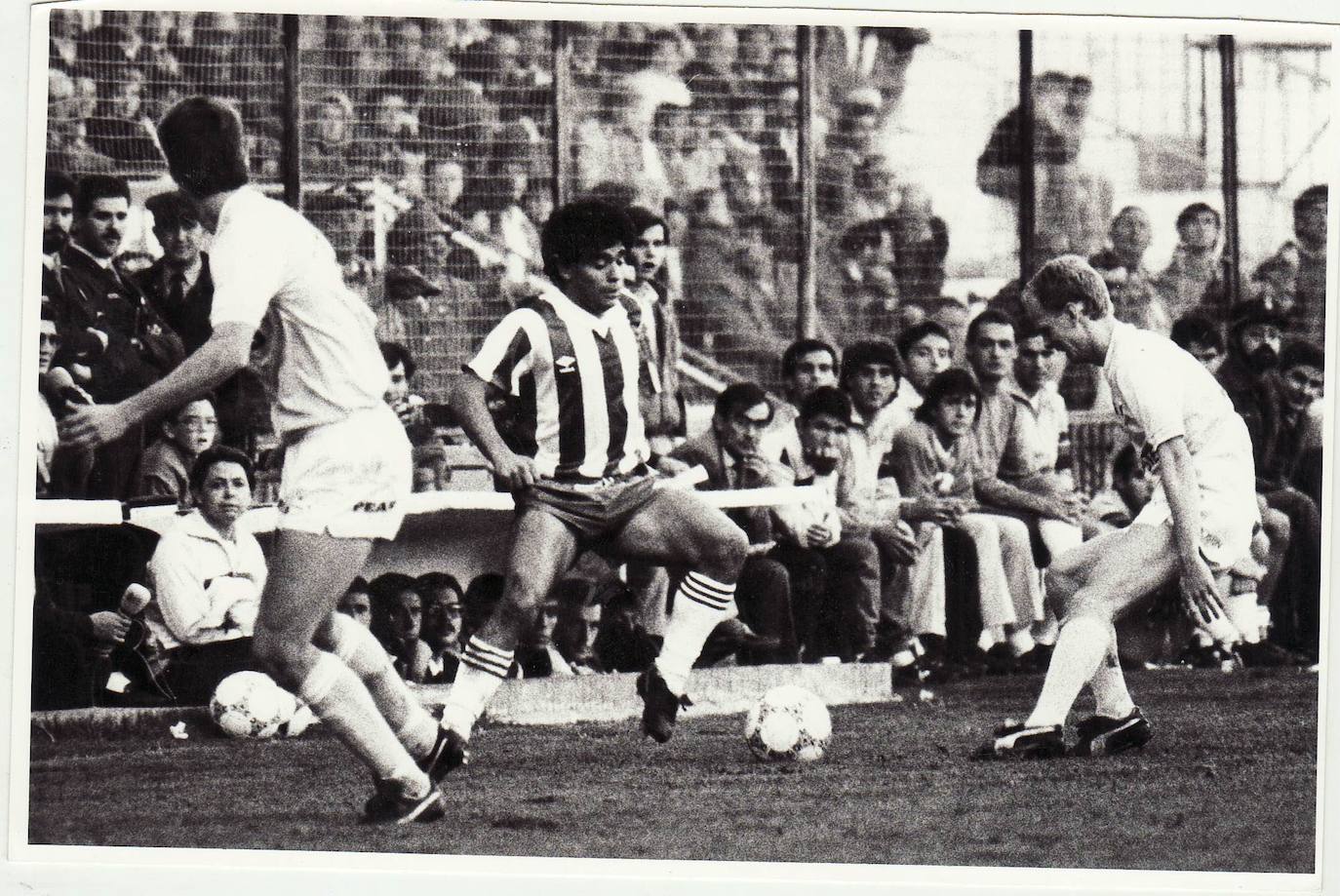 Diego Armando Maradona en una jugada del partido contra el Malmö en Los Cármenes. 15 de noviembre de 1987