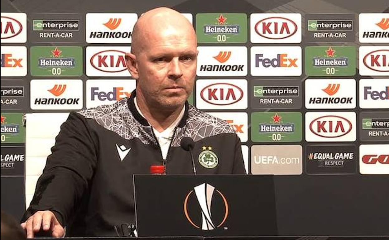 El técnico noruego en sala de prensa. 