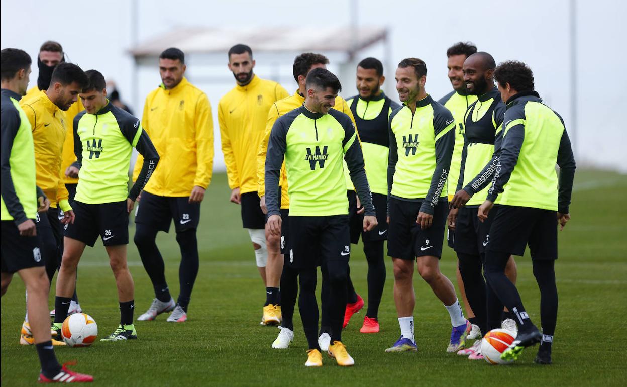 Los futbolistas del Granada, animados durante la sesión de entrenamiento de ayer. 