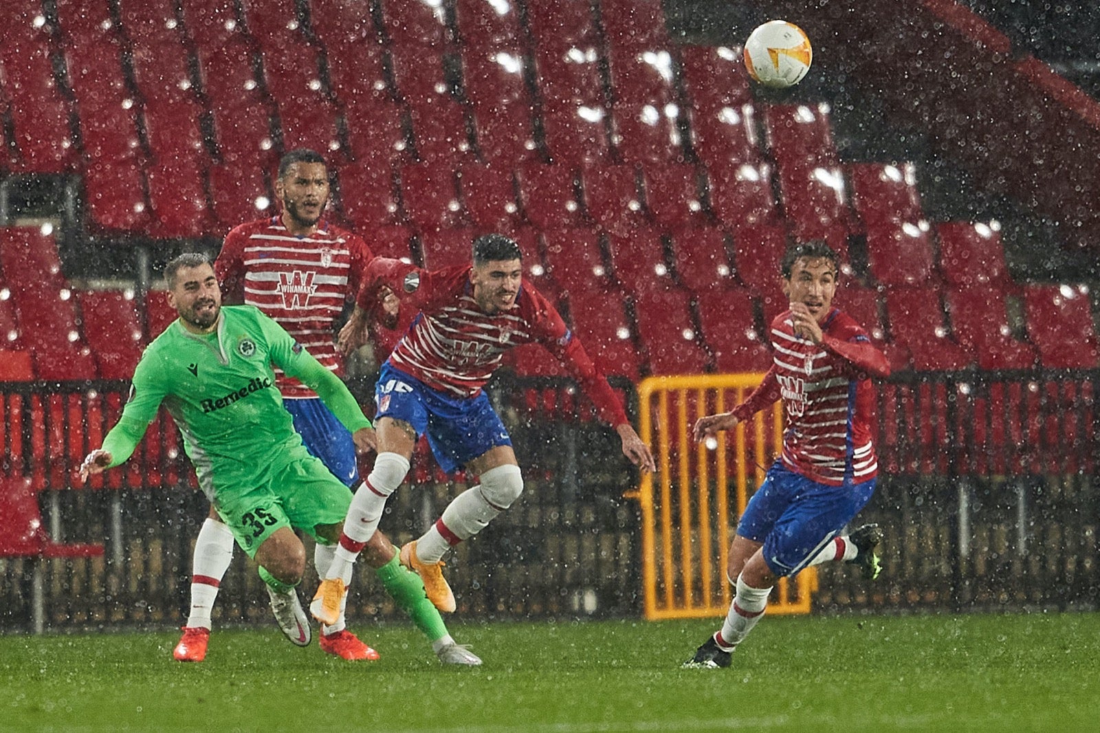 Los de Diego Martínez buscan poner pie y medio en la siguiente ronda de la Europa League.