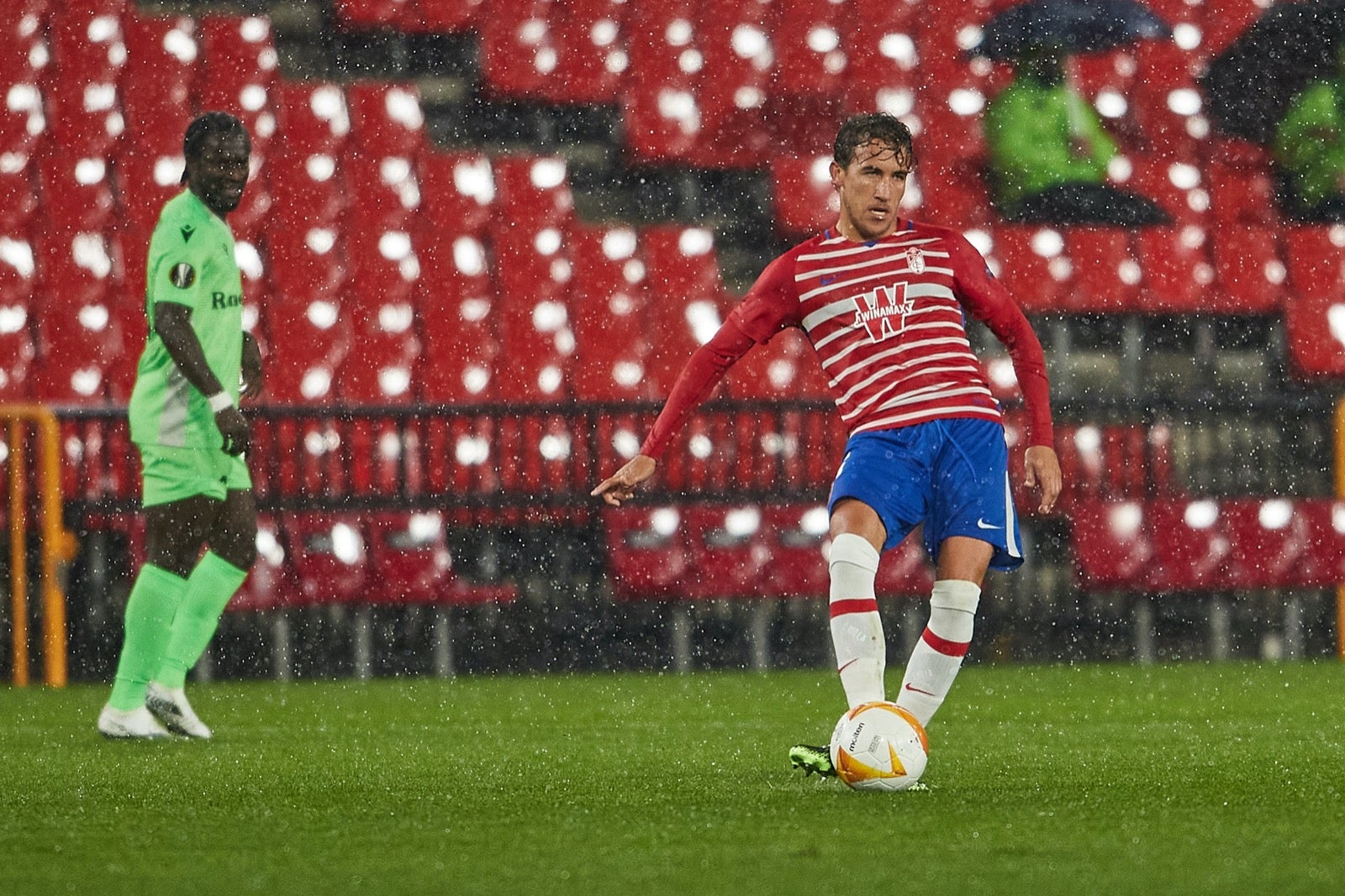 Los de Diego Martínez buscan poner pie y medio en la siguiente ronda de la Europa League.
