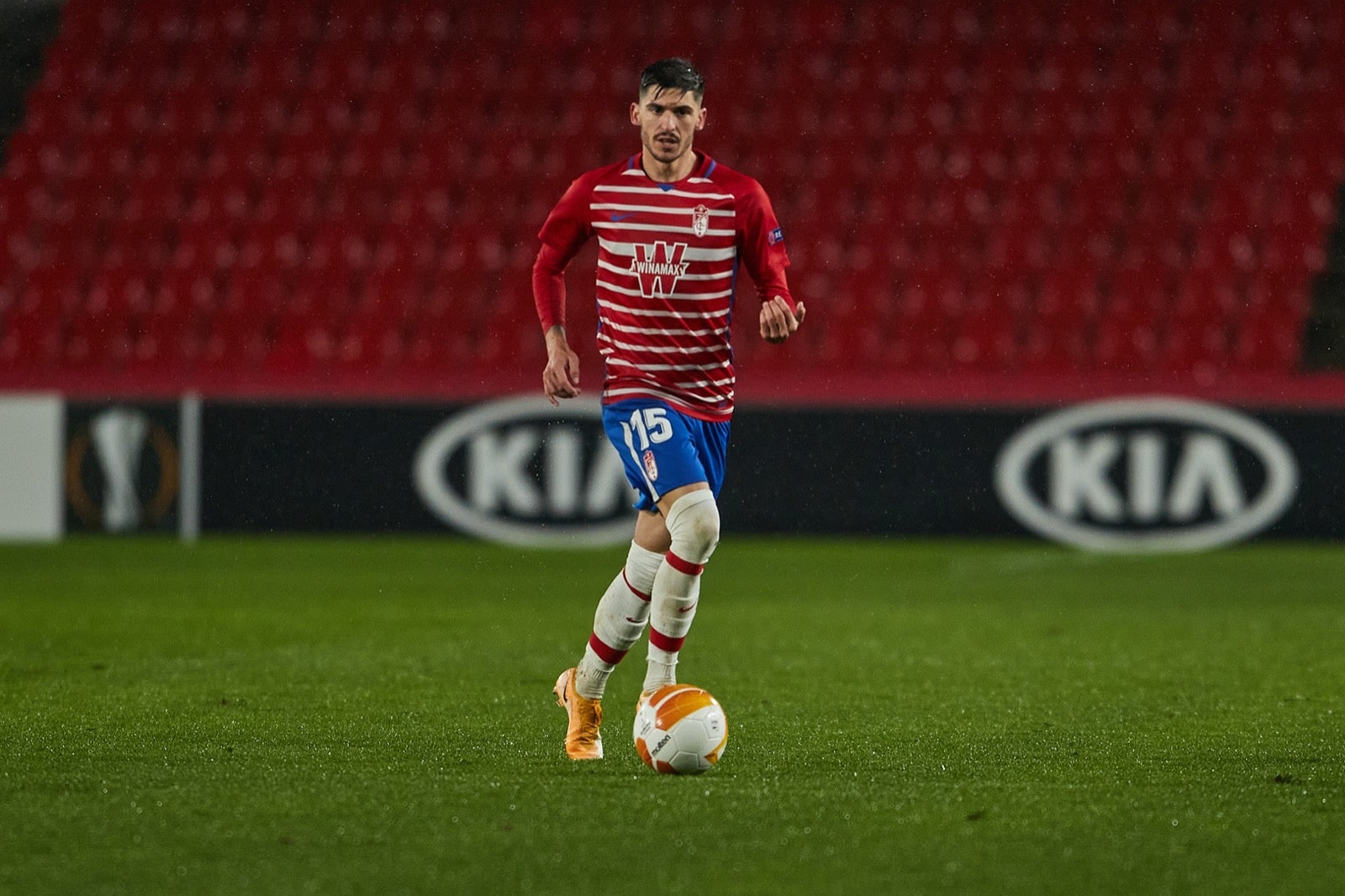 Los de Diego Martínez buscan poner pie y medio en la siguiente ronda de la Europa League.