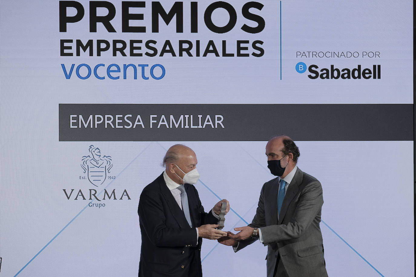 Joaquín Valencia, director general financiero de Vocento, entrega el premio a Pelayo de la Mata, presidente de Grupo Varma y Marqués de Vargas.