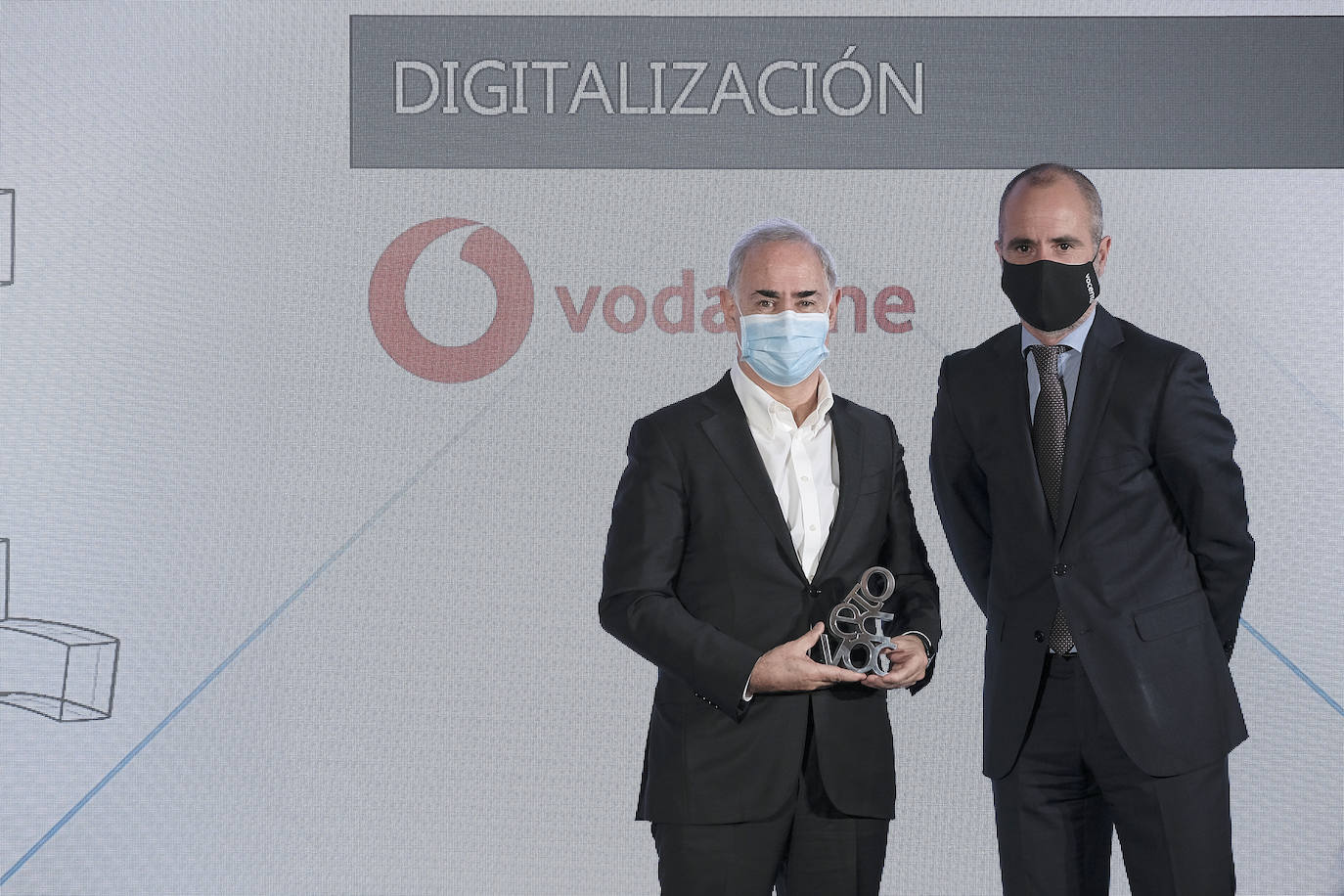 Íñigo Iribarnegaray, director general de nuevos negocios de Vocento, entrega el premio a Antonio Coimbra, presidente de Vodafone.