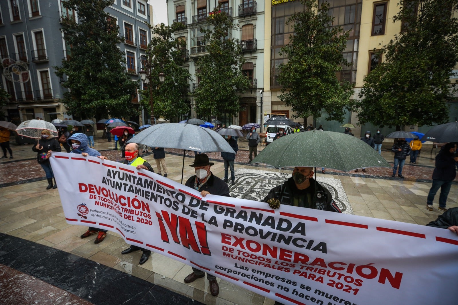 Representantes de los hosteleros de Granada se concentran en la plaza del Carmen para pedir ayudas
