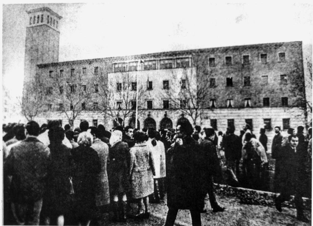 Familiares de presos de ETA juzgados en el Proceso de Burgos, concentrados ante el Gobierno militar de la ciudad.