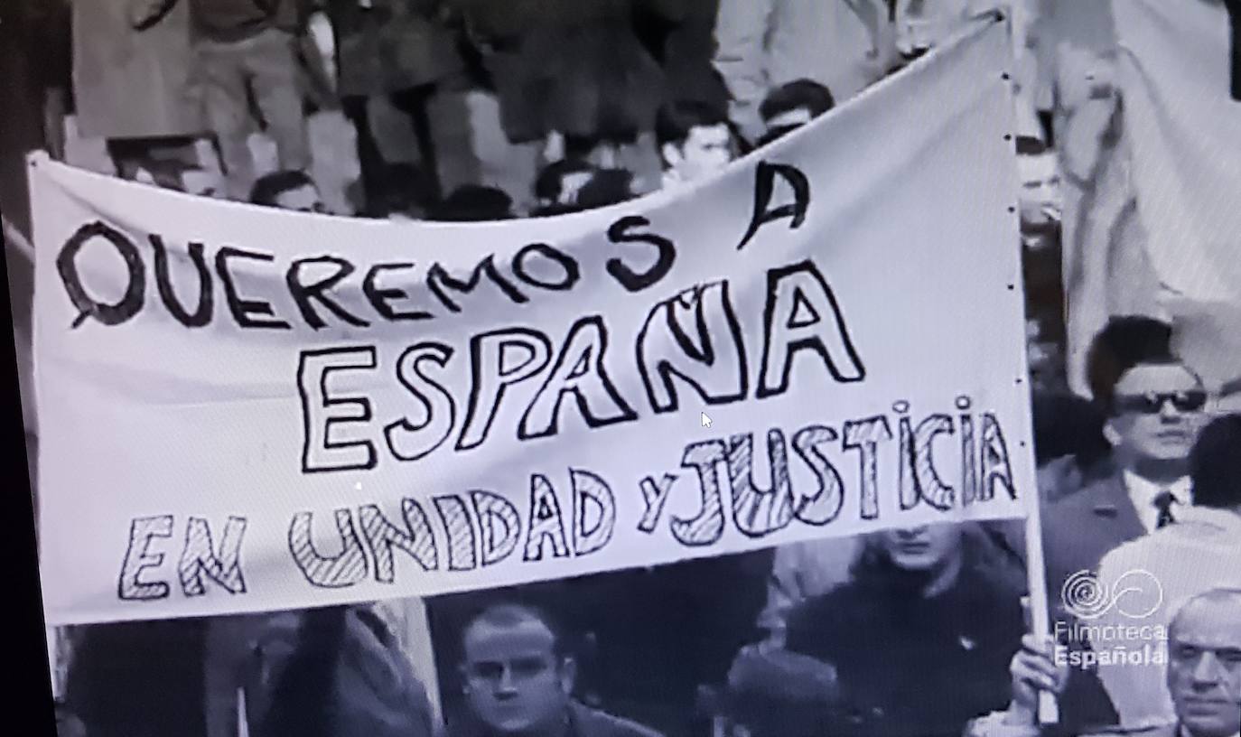 Instantánea del NO-DO de una manifestación de adhesión a Franco en Madrid.