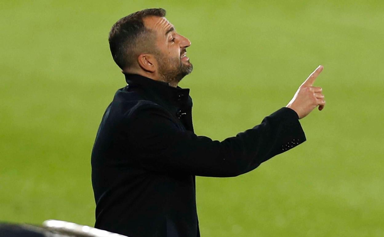 Diego Martínez se dirige a sus jugadores en Balaídos. 