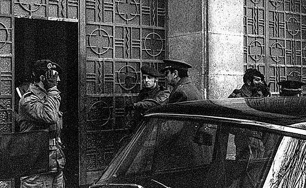 Consejo de guerra. El teniente coronel Horta entra en la sede de la Sexta Región Militar momentos antes de que se dictara sentencia. 