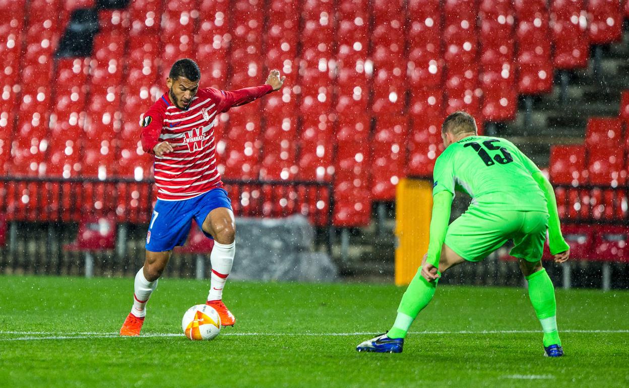 Luis Suárez, instantes antes de disparar para marcar el primer gol del Granada frente al Omonia. 