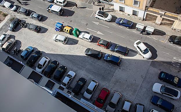 La entrada se ha convertido en un 'párking' improvisado que dificulta el acceso a camiones y vecinos con movilidad reducida.