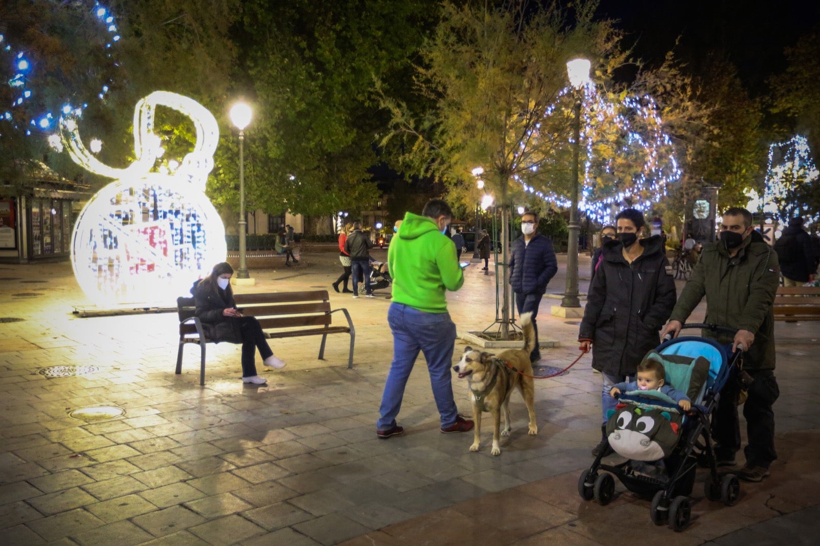 El alumbrado extraordinario de Navidad, que contempla el centro y los 32 barrios granadinos, se prolongará hasta el próximo 6 de enero