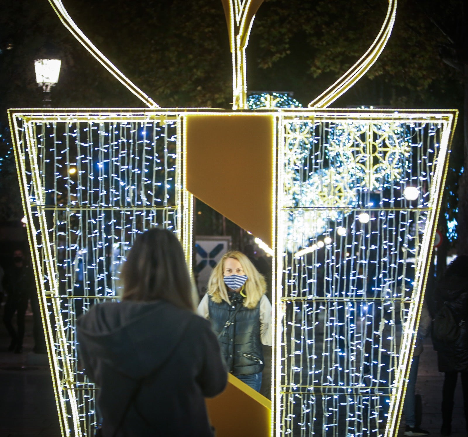 El alumbrado extraordinario de Navidad, que contempla el centro y los 32 barrios granadinos, se prolongará hasta el próximo 6 de enero