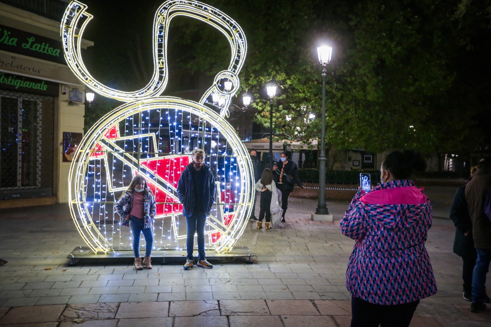 El alumbrado extraordinario de Navidad, que contempla el centro y los 32 barrios granadinos, se prolongará hasta el próximo 6 de enero