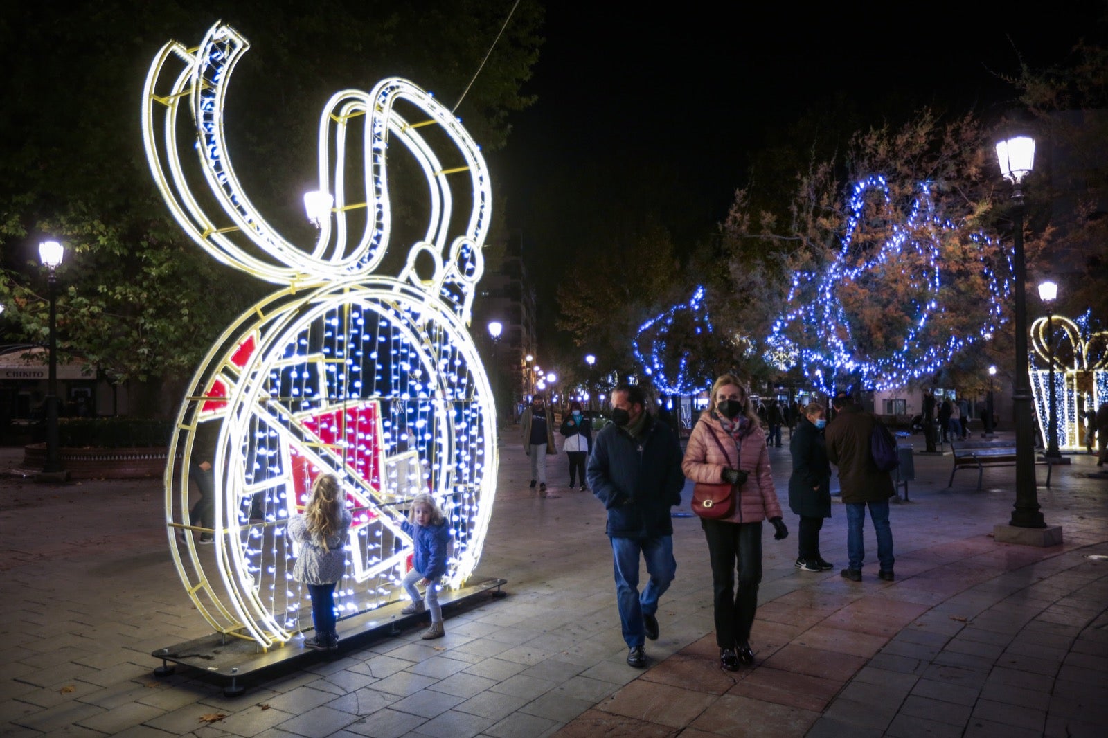 El alumbrado extraordinario de Navidad, que contempla el centro y los 32 barrios granadinos, se prolongará hasta el próximo 6 de enero