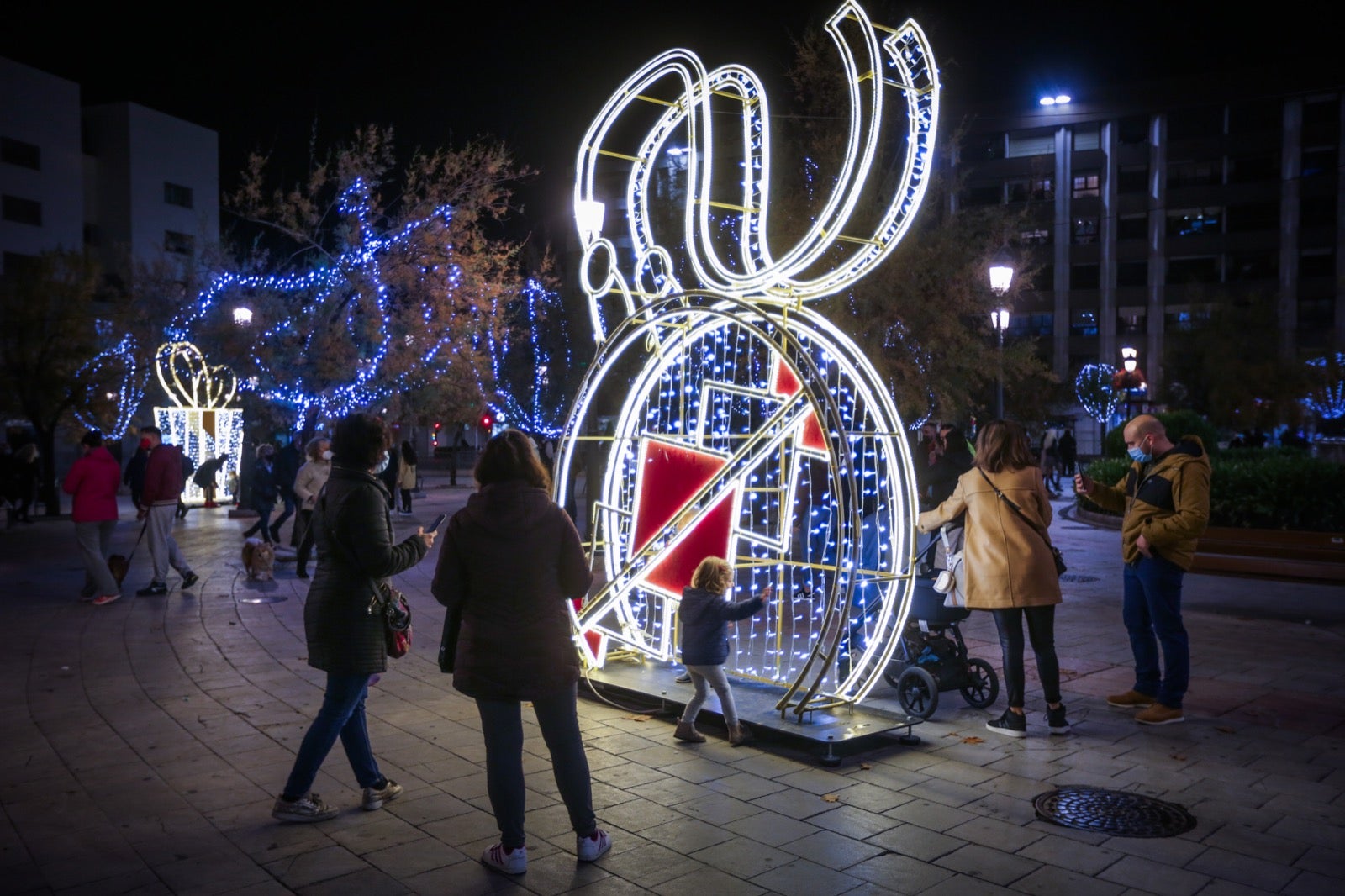 El alumbrado extraordinario de Navidad, que contempla el centro y los 32 barrios granadinos, se prolongará hasta el próximo 6 de enero