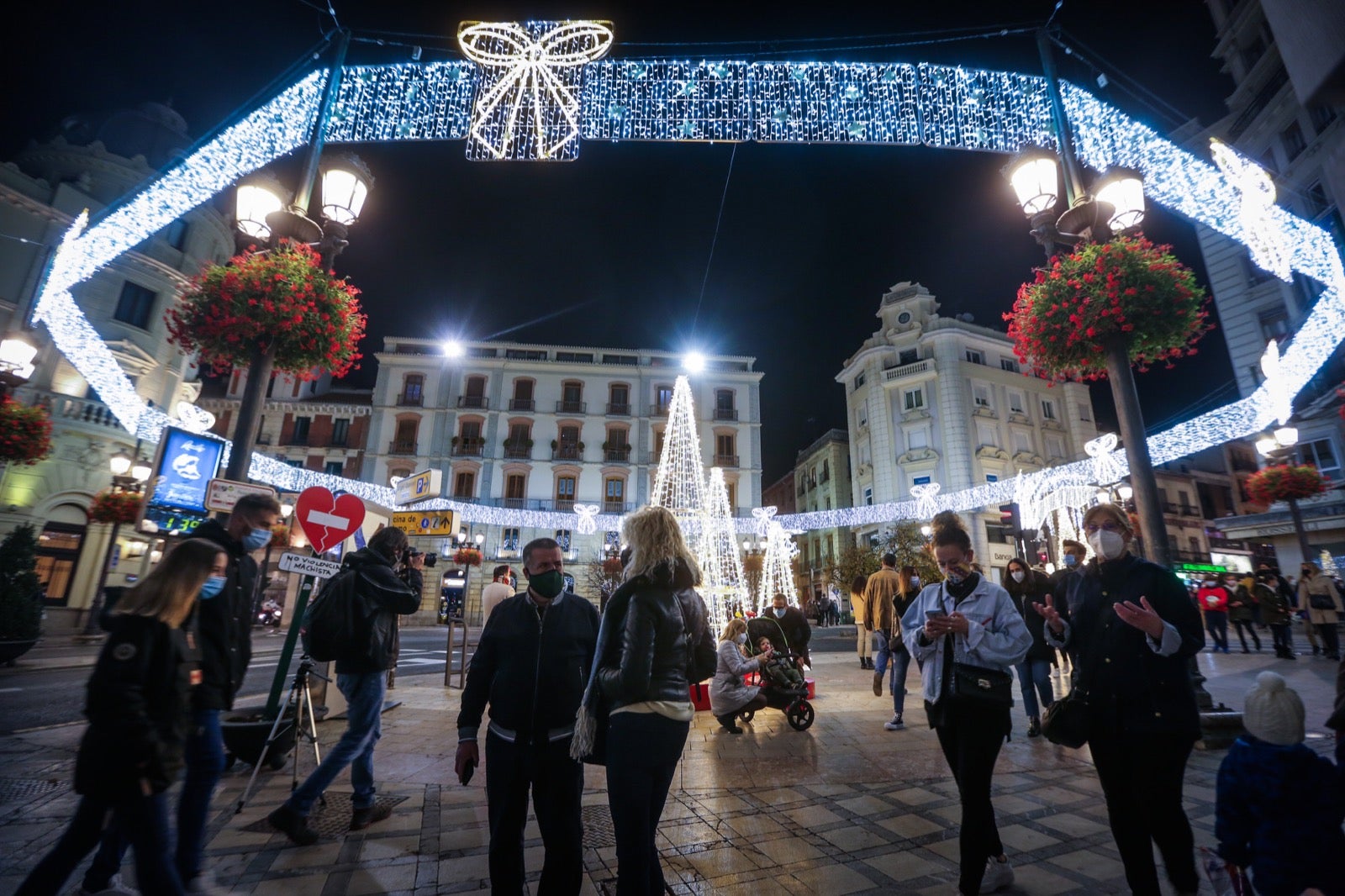 El alumbrado extraordinario de Navidad, que contempla el centro y los 32 barrios granadinos, se prolongará hasta el próximo 6 de enero