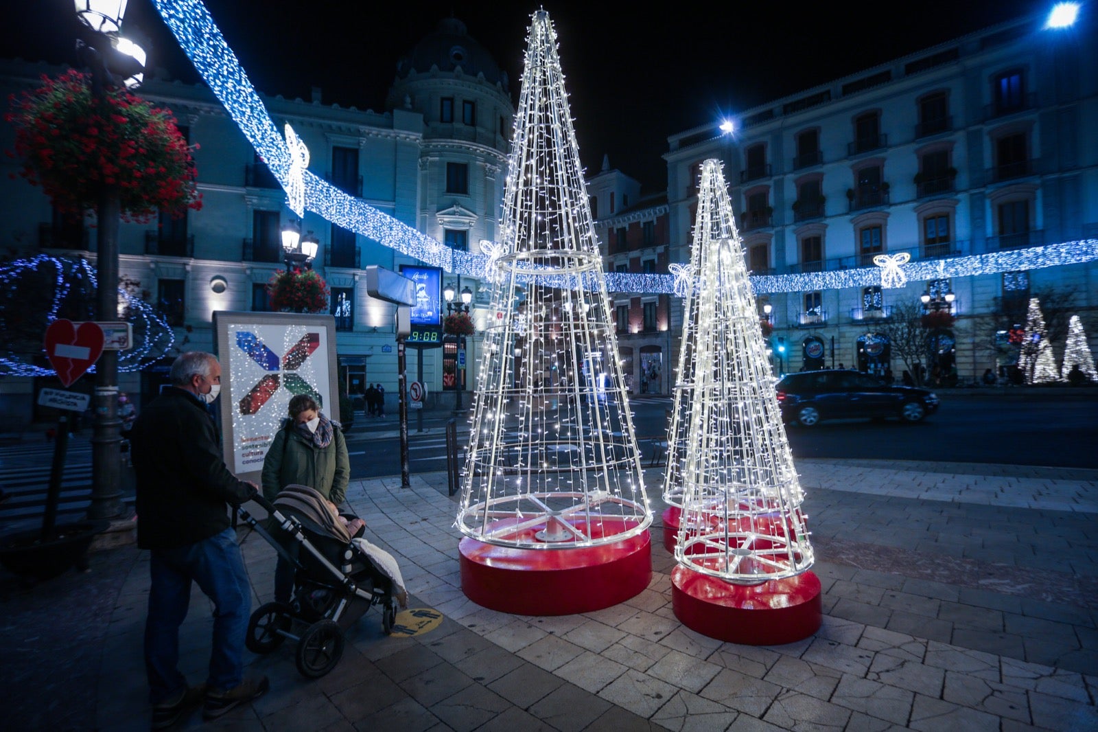 El alumbrado extraordinario de Navidad, que contempla el centro y los 32 barrios granadinos, se prolongará hasta el próximo 6 de enero