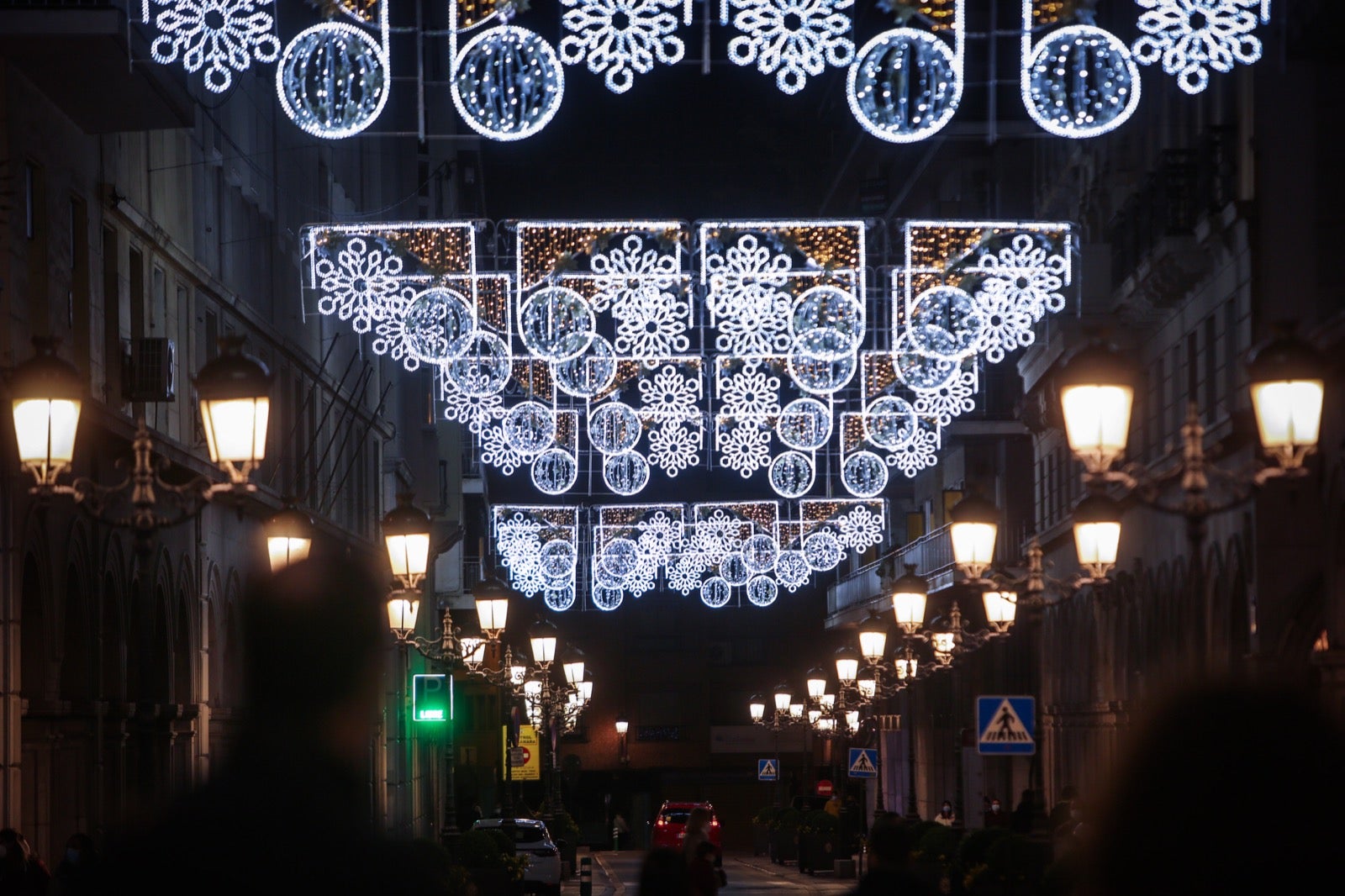 El alumbrado extraordinario de Navidad, que contempla el centro y los 32 barrios granadinos, se prolongará hasta el próximo 6 de enero