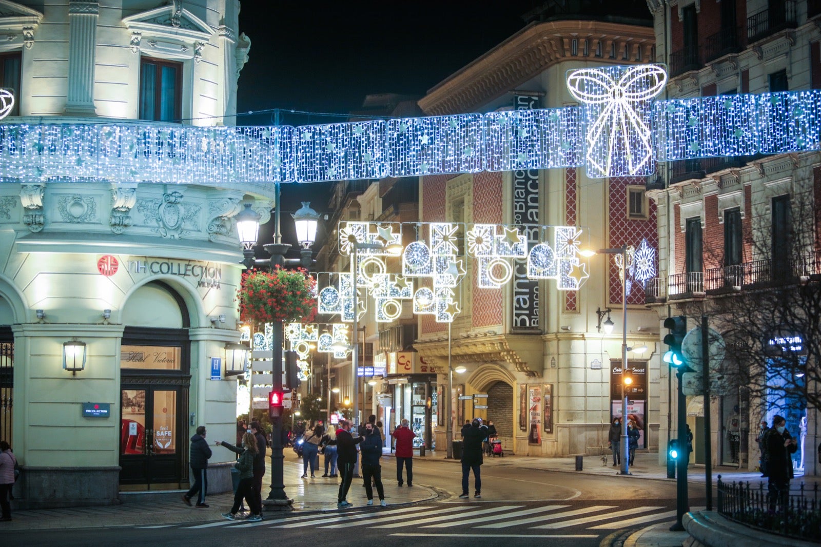 El alumbrado extraordinario de Navidad, que contempla el centro y los 32 barrios granadinos, se prolongará hasta el próximo 6 de enero